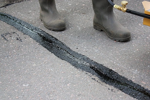 Когда лучше всего заделывать трещины на асфальте?